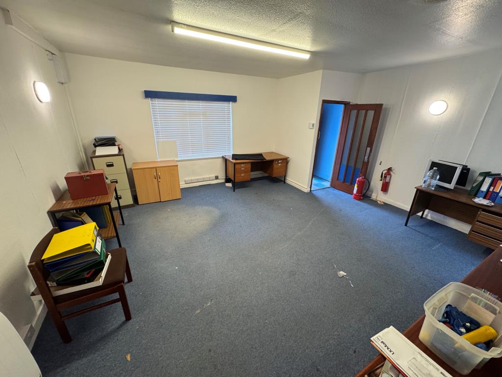 Lot: 43 - FREEHOLD OFFICES IN POPULAR VILLAGE WITH POTENTIAL - Front office
